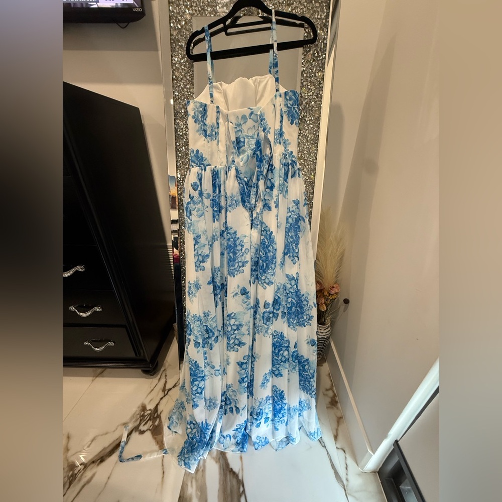 Elegant Blue Floral Strapless Dress - Picture 5 of 7